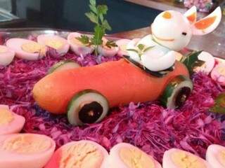 Salada com decoração  divertida é carro chefe do Rozkovo. (Foto: Reprodução Facebook)