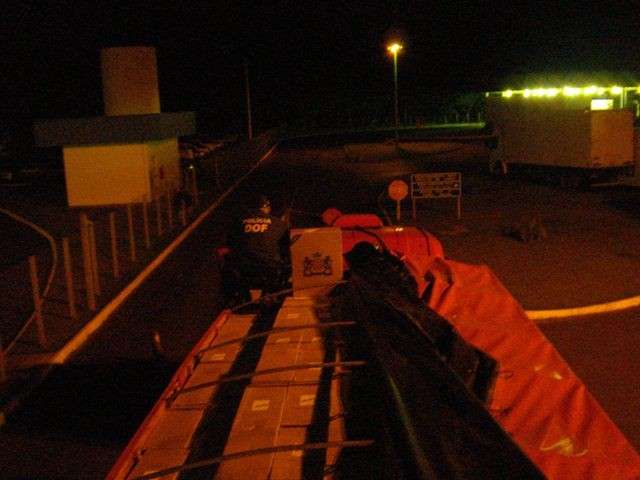 Carreta com 700 caixas de cigarros contrabandeado &eacute; abandonada na MS-160