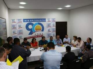 Prefeito Donato Lopes com vereadores ao anunciar programação de aniversário (Foto: Divulgação)