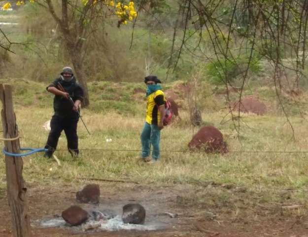&Iacute;ndios acusam seguran&ccedil;as por ataque com ferido em &aacute;rea de confronto