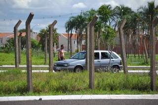 Carro se arrisca entre pedestres que utilizam estacionamento para prática de exercício físico (Foto: Marcelo Calazans)
