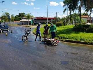 Motociclistas e condutores de carros deslizaram no local após o incidente. (Foto: Divulgação/PMA) 