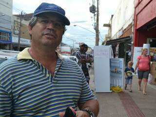 &quot;Se a loja não pode mandar assistência técnica, eu vou até eles”, diz Jander Cláudio. (Foto: Simão Nogueira)