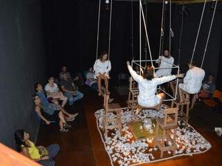 Num cubo de ferro, os atores encenam a peça &quot;Poesia do Ar Cênico&quot; (Foto: Alana Portela)