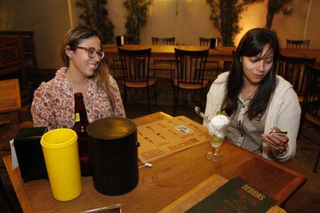 Bar cria &aacute;lbum diferente e &quot;obriga&quot; clientes a fazerem amigos trocando figurinha