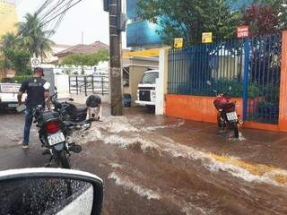 Dupla tentou salvar as motocicletas da força da água. (Foto: Direto das Ruas)