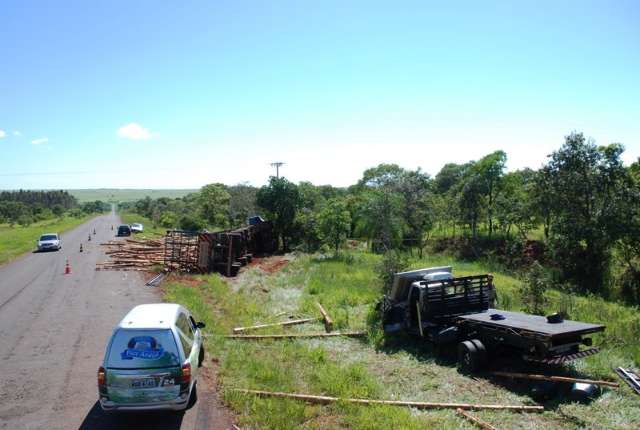 Carreta de eucalipto bate em dois ve&iacute;culos e uma pessoa morre