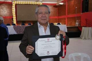 Carlos Nakao também recebeu honrarias em reconhecimento a contribuição para a comunidade escolar (Foto: Kimberly Teodoro)