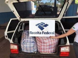 Taxista é flagrado transportando 150 quilos de roupas falsificadas Taxista é flagrado transportando 150 quilos de roupas falsificadas