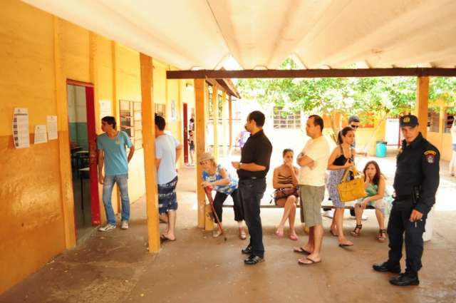 Mes&aacute;ria some com urna e provoca transtorno em local de vota&ccedil;&atilde;o