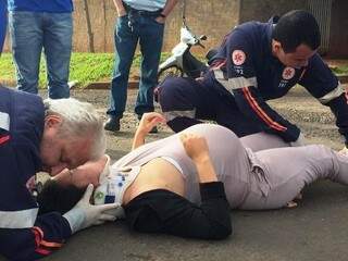 Grávida é atropelada e motorista foge do local do acidente. (Foto: Celso Daniel /TL Notícias)