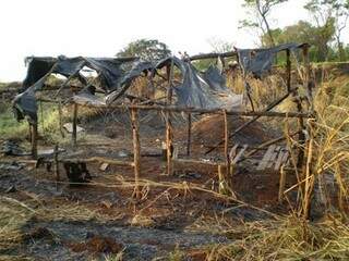 Barraco queimado em ataque a aldeia Apyka&#039;i em 2009 (Foto: Divulgação/MPF)
