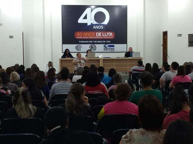 Em luta por reajuste salarial, professores fazem dia de greve na sexta