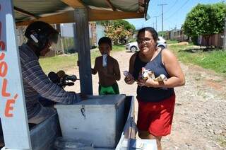 Dono de engenhoca para ganhar a vida, aposentado vende picol&eacute; de porta em porta