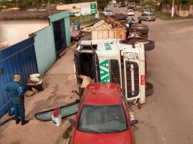 Caminh&atilde;o carregado com cerveja tomba e atinge carro estacionado