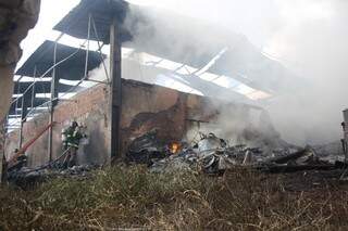 Bombeiros seguem no trabalho de rescaldo das chamas (Foto: Marcos Ermínio)