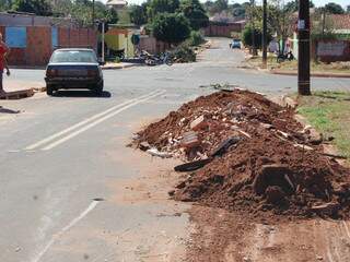 Entulhos e restos de árvores não foram retirados por serem particular. (Fotos: Simão Nogueira)