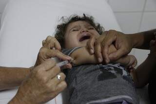 Bebê chora ao receber vacina em unidade de saúde (Foto: Cleber Gellio)