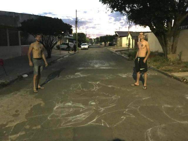 H&aacute; 12 anos amigos pintam rua e d&atilde;o motivos para torcida entrar no clima da Copa