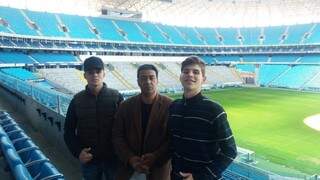 O ex-craque Lima com as novas promessas William e Matheus no estádio Arena do Grêmio (Foto: Assessoria/Divulgação)