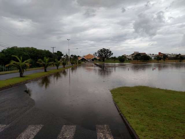 Funcion&aacute;rios afirmam que lago transborda com frequ&ecirc;ncia em condom&iacute;nio
