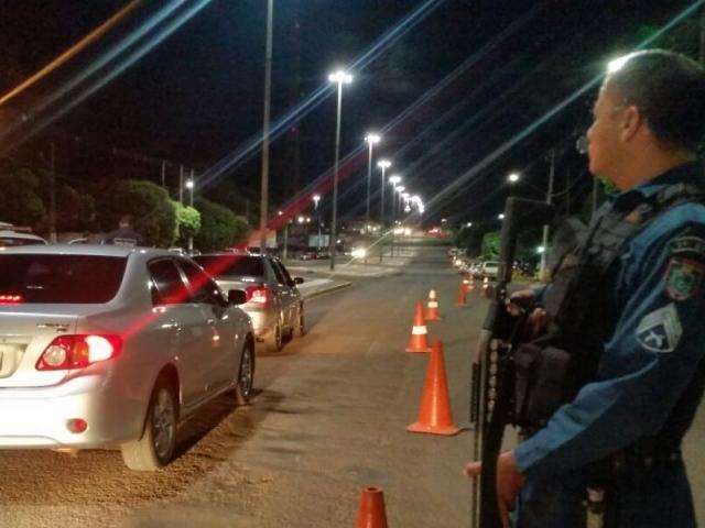 Ao voltar para casa, mulher encontra oito pessoas &quot;morando&quot; no im&oacute;vel