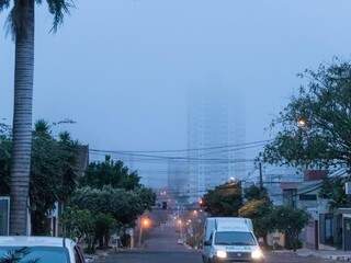 Campo Grande amanheceu com neblina nesta quinta-feira (25). (Foto: Henrique Kawaminami)