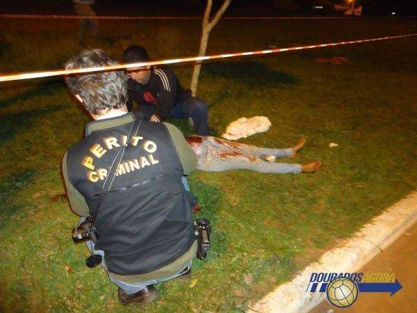 Homem mata a companheira a golpes de canivete na frente da filha 