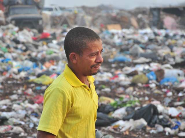  Com filho soterrado, pedreiro chora e diz que est&aacute; com o cora&ccedil;&atilde;o doente