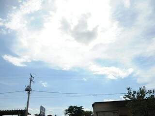 Sol entre nuvens, mas muito calor na tarde deste domingo em Campo Grande (Foto: Paulo Francis)