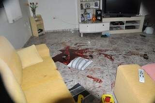 Sala da casa da família ficou cheia de sangue. (Foto: Maikon Leal)