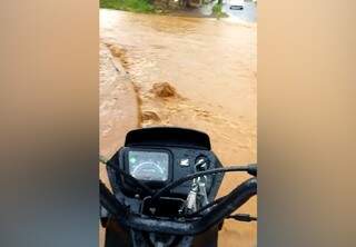 Em bairro alagado pela chuva, motociclista fica ilhada &agrave; espera de ajuda