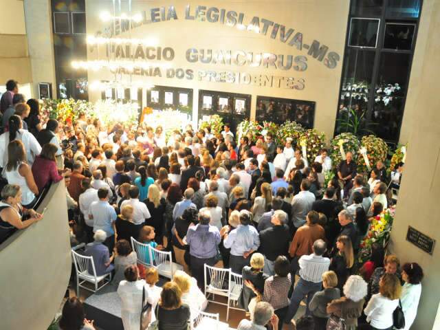  Mais de 2 mil pessoas j&aacute; passaram pelo vel&oacute;rio de Celina Jallad