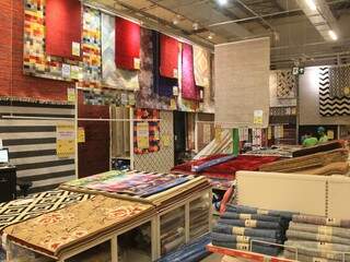 A loja tem uma variedade em tapetes para dar personalidade e aconchego aos ambientes. 