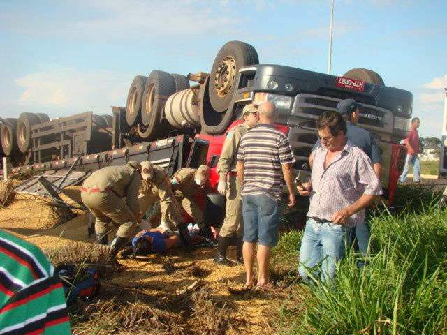  Carreta tomba e casal fica ferido na MS-134 em Nova Andradina 