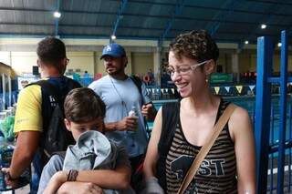 Ana Lucia Gomes Tavares e o filho Adriel (Foto: Henrique Kawaminami)