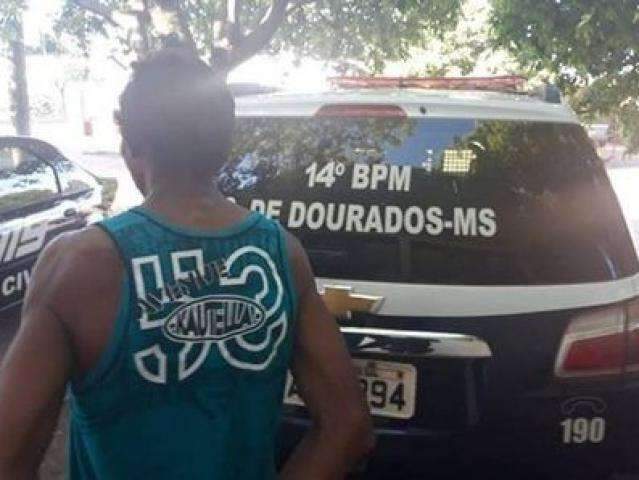 Homem &eacute; preso pela PM ao ser flagrado esfaqueando a ex no meio da rua 