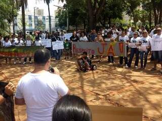 Manifestação reúne cerca de 150 pessoas, na Praça do Rádio, segundo organização (Foto:Divulgação)