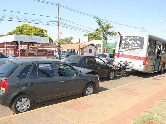  Quatro ve&iacute;culos se envolvem em acidente na avenida Zahran 