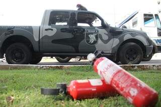 Equipe usou extintores para apagar as chamas (Foto: Marcos Ermínio)