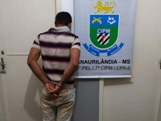 Suspeito foi preso e encaminhado à delegacia. (Foto: Divulgação/PM)
