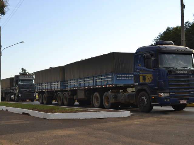  Em MS, caminhoneiros seguem trabalhando e aguardam reuni&atilde;o com Governo Federal