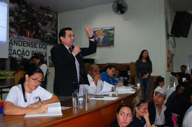 Professores rejeitam nova proposta e suspendem greve por causa das f&eacute;rias