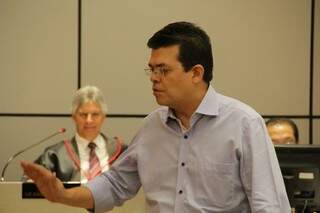 Olarte é um dos denunciados. Ao  fundo, desembargador Bonassini, relator do processo. (Foto: Marcos Ermínio)