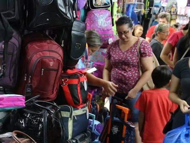 Pais movimentam com&eacute;rcio em busca de t&ecirc;nis e mochila para o in&iacute;cio das aulas