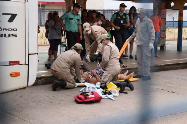Idosa vai para Santa Casa com fratura exposta ap&oacute;s ser atingida por &ocirc;nibus