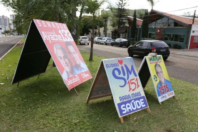 Cavaletes, além de poluir visualmente, estão cada vez maiores