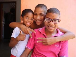 Kayque e dois dos irmãos. A irmã de 10 anos, estava na escola. (Foto: Danielle Valentim)