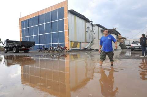Vendaval destrói telhado de empresa e raio cai em escola com 350 alunos