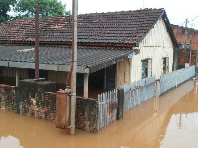 Chuva dura uma semana e moradores continuam ilhados sem ponte